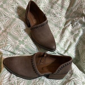 Bueno Brown Women's Flats with Stitch Detail